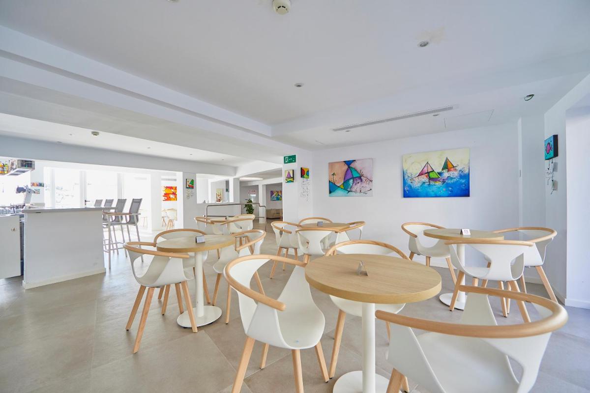 Un restaurante o sitio para comer en Hotel Ilusion Moreyo - Adults Only