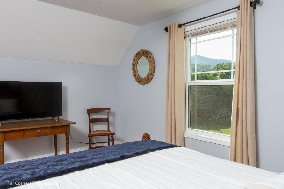Mama Bears Blue Bungalow - Housity