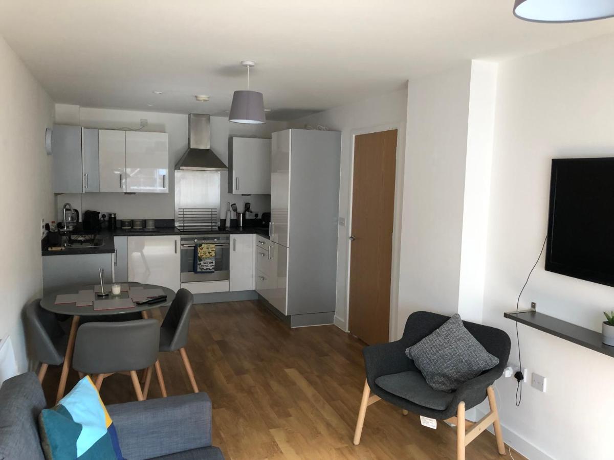 Quayside Apartment in Cardiff Bay - Housity