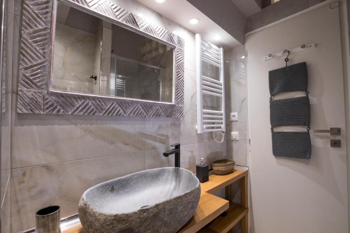 Suitetrails - Rastoni Athens Suites near Acropolis at Tsatsou street