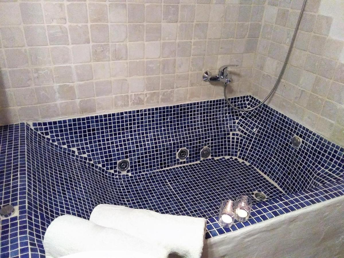 Un baño de Les Vinyes Alojamiento Rural Boutique & SPA