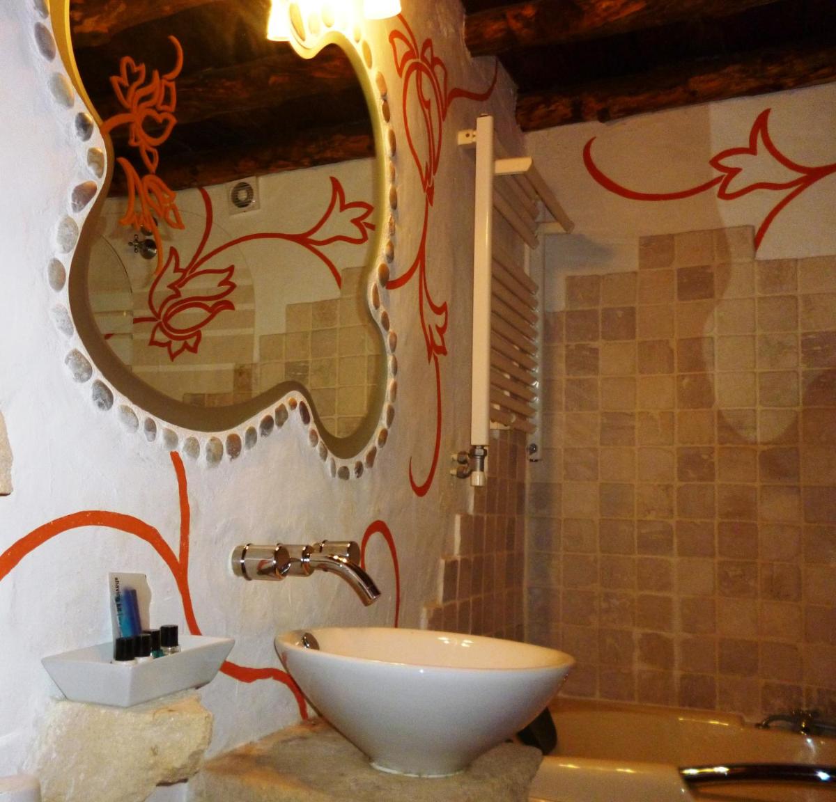 Un baño de Les Vinyes Alojamiento Rural Boutique & SPA