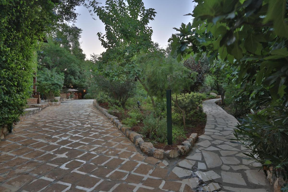 Mountain Breeze Lodge & Resort - Housity