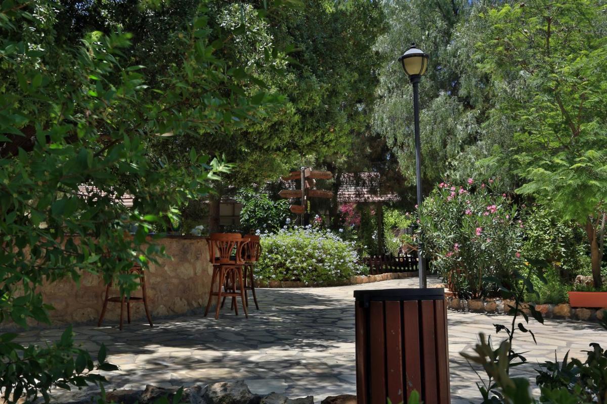 Mountain Breeze Lodge & Resort - Housity