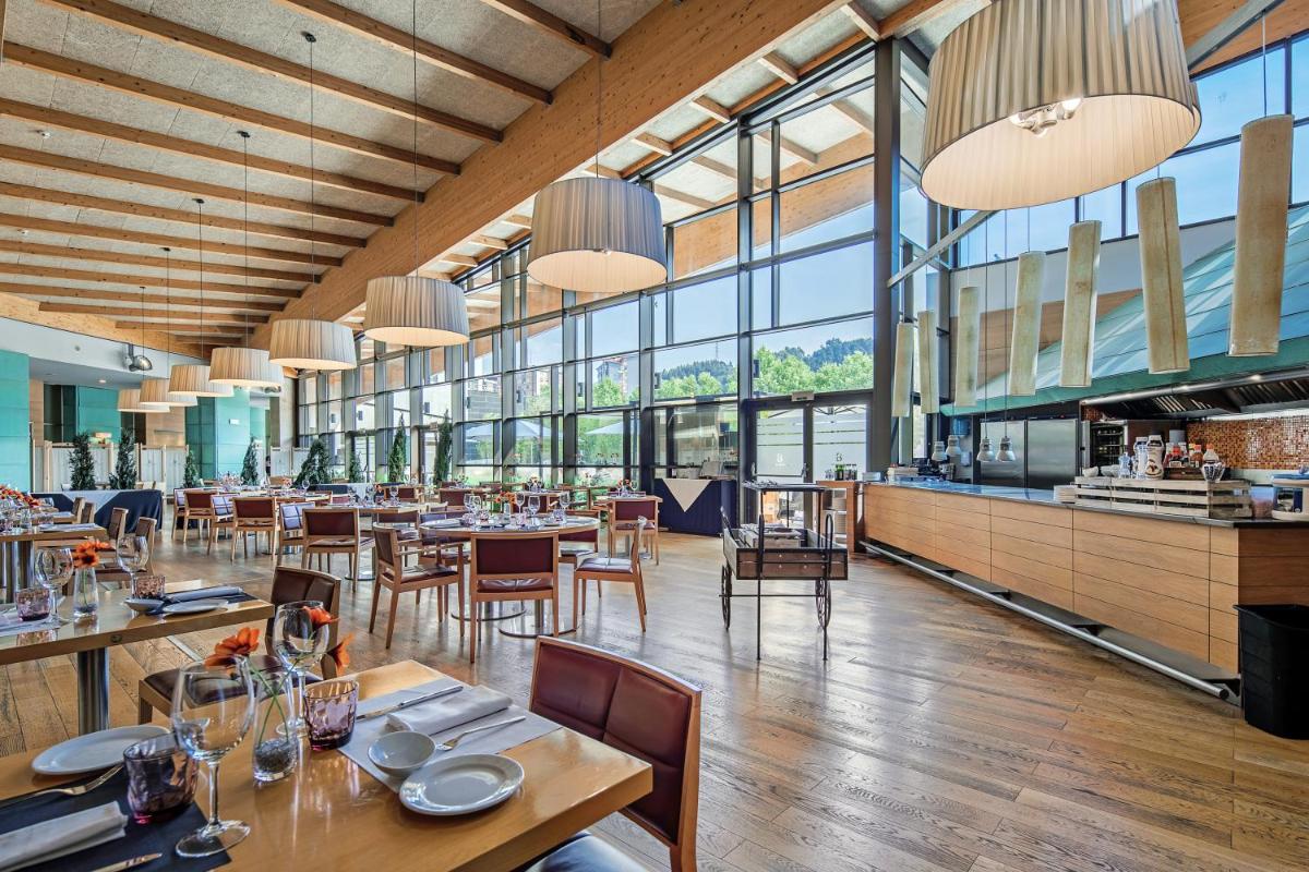 Hotel Puerta de Bilbao - Housity