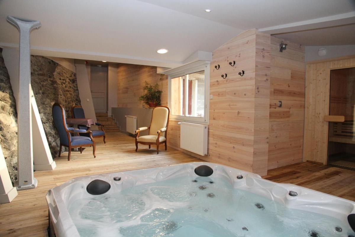 Logis Hôtel Le Central - Housity