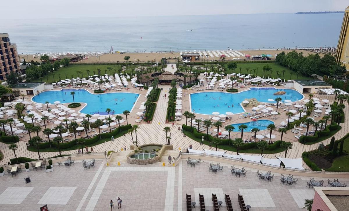 Sunny beach Private apartment in the best hotel - family room - beachfront - Housity