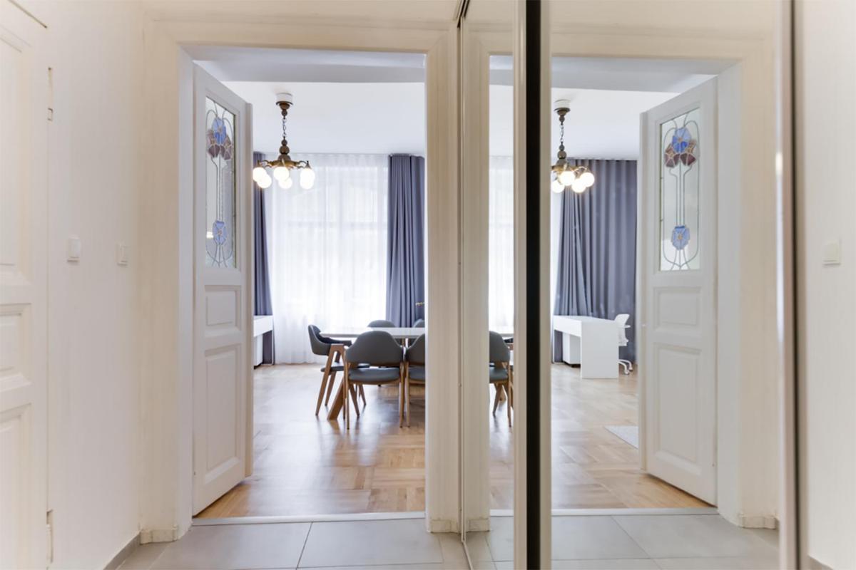 The Dancing House Residence, Two Bedroom Apartment with Balcony near river! - Housity