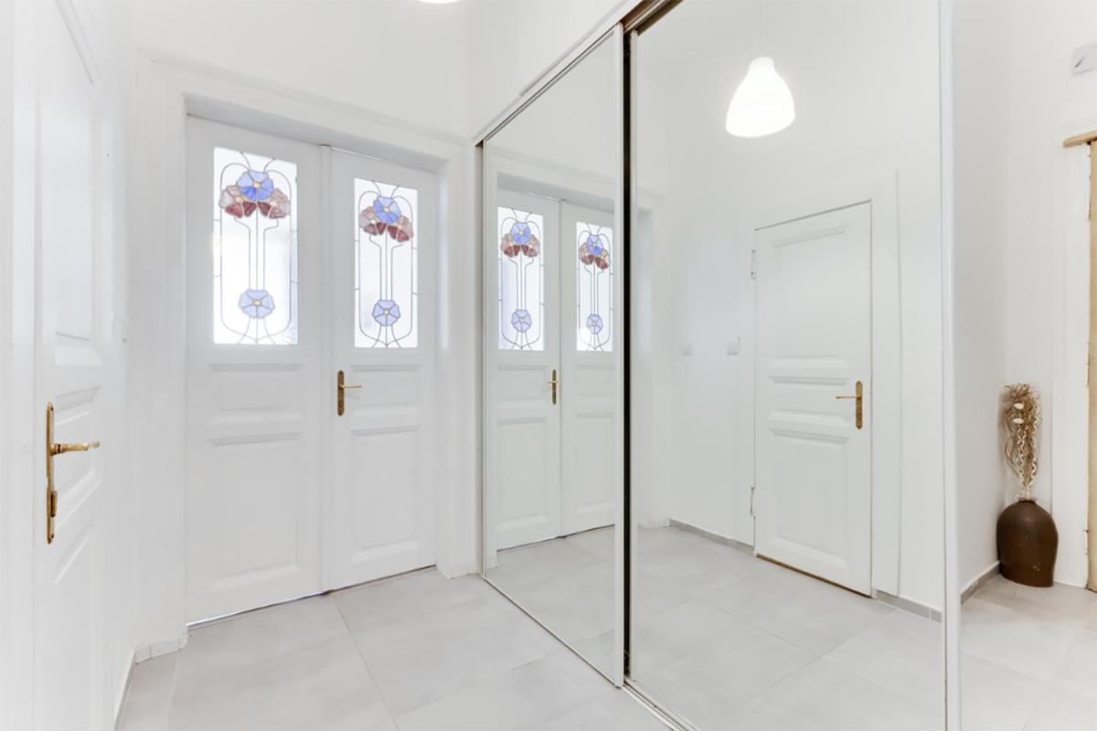 The Dancing House Residence, Two Bedroom Apartment with Balcony near river! - Housity
