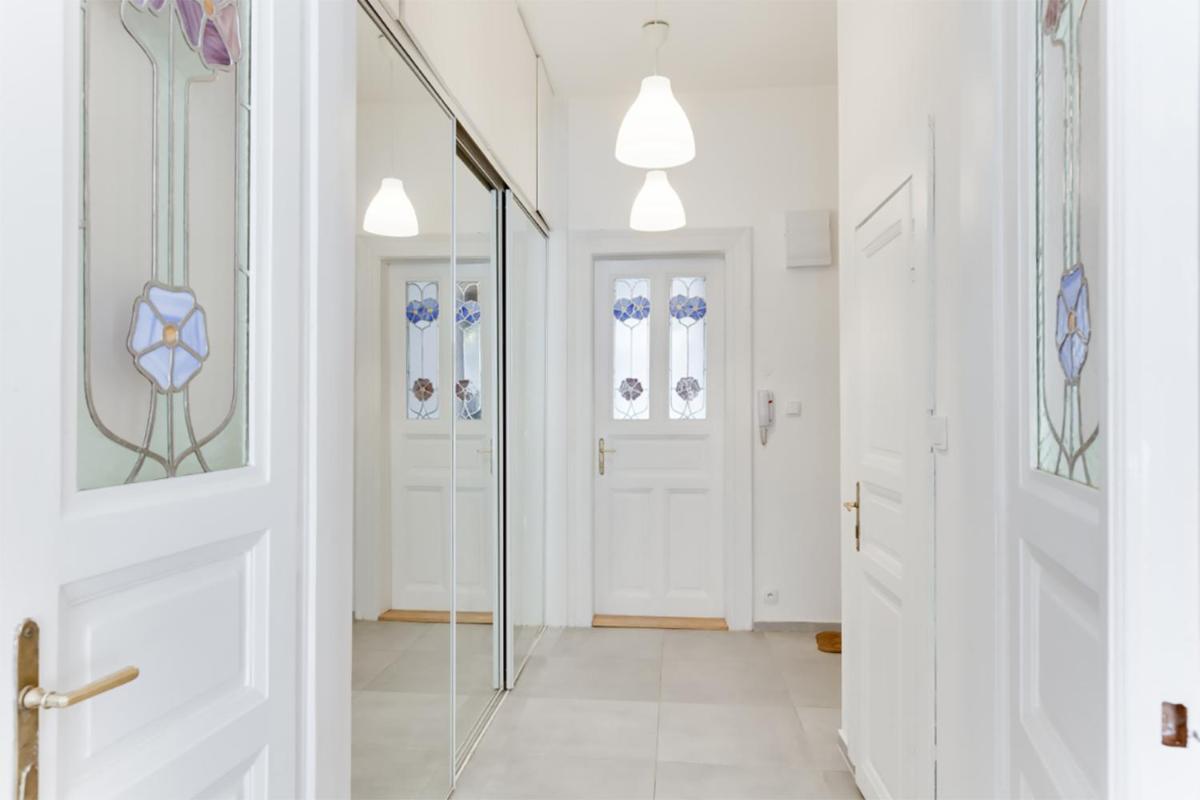 The Dancing House Residence, Two Bedroom Apartment with Balcony near river! - Housity