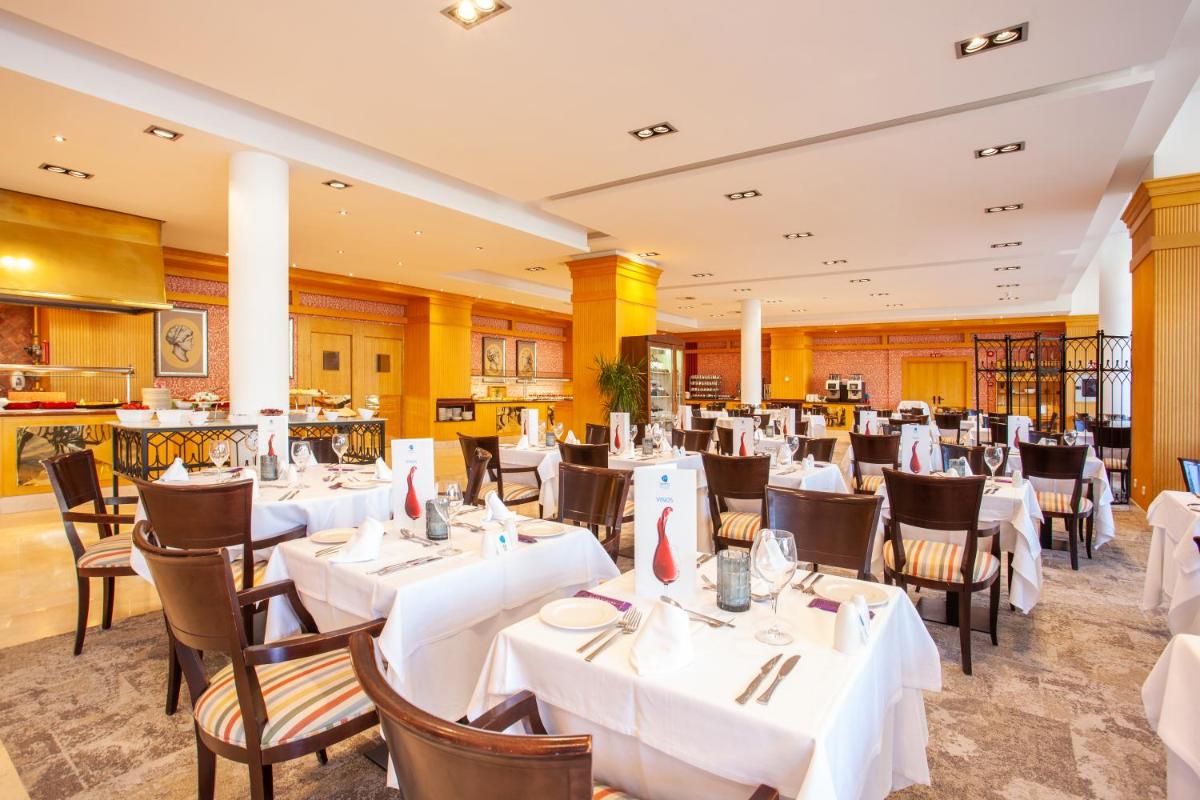 Un restaurante o sitio para comer en Grupotel Playa de Palma Suites & Spa
