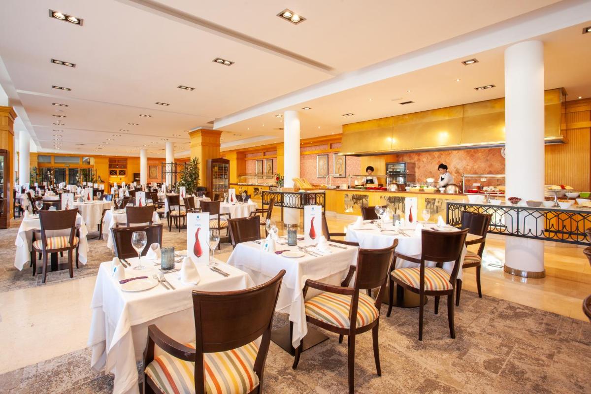 Un restaurante o sitio para comer en Grupotel Playa de Palma Suites & Spa