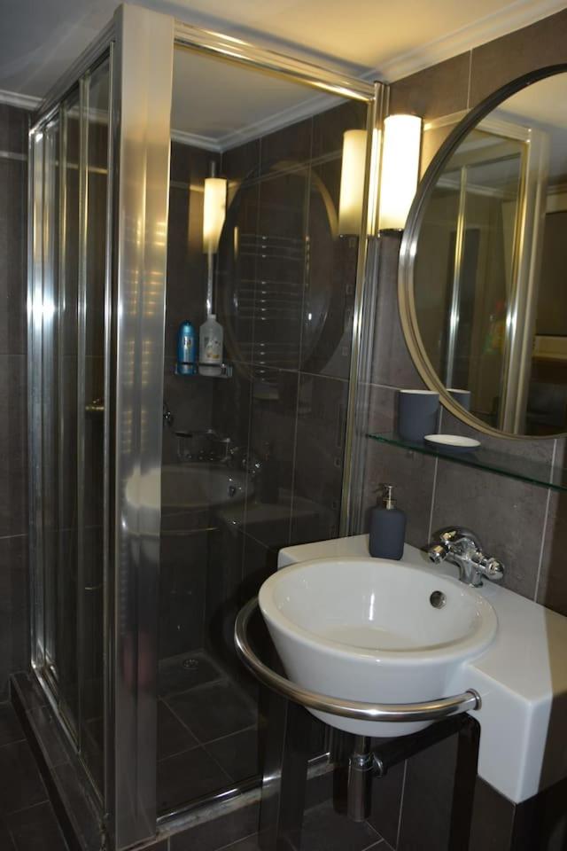 Suitetrails - Modern apartment, 5΄ walk from central metro station