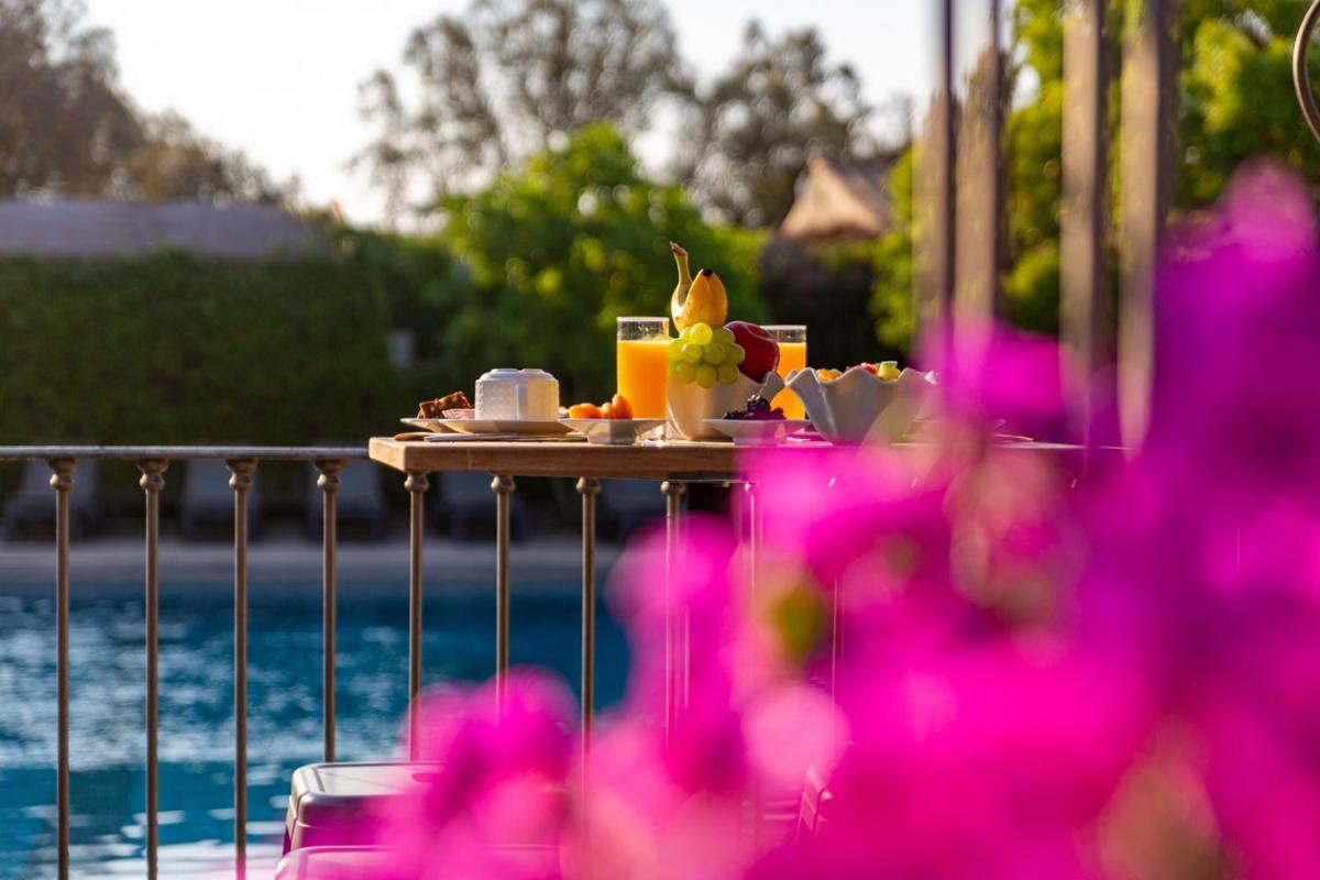 Piscine de l'établissement Hôtel Le Roi Théodore & Spa ou située à proximité