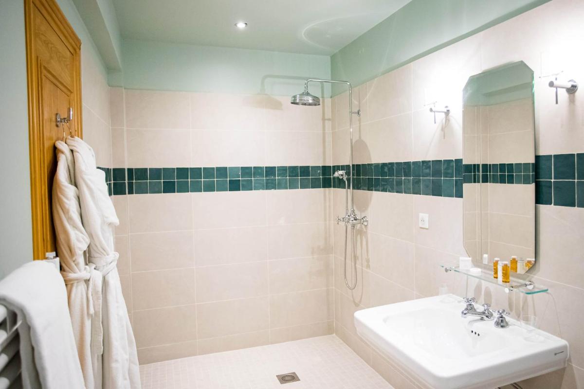 Salle de bains dans l'établissement Domaine Du Roncemay - Hôtel, Restaurants, Spa & Golf