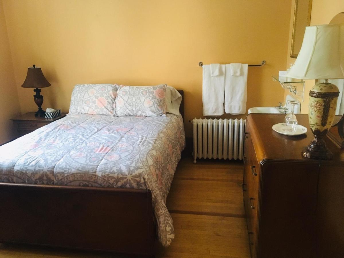 Le Petit Château Montebello B&B - Housity