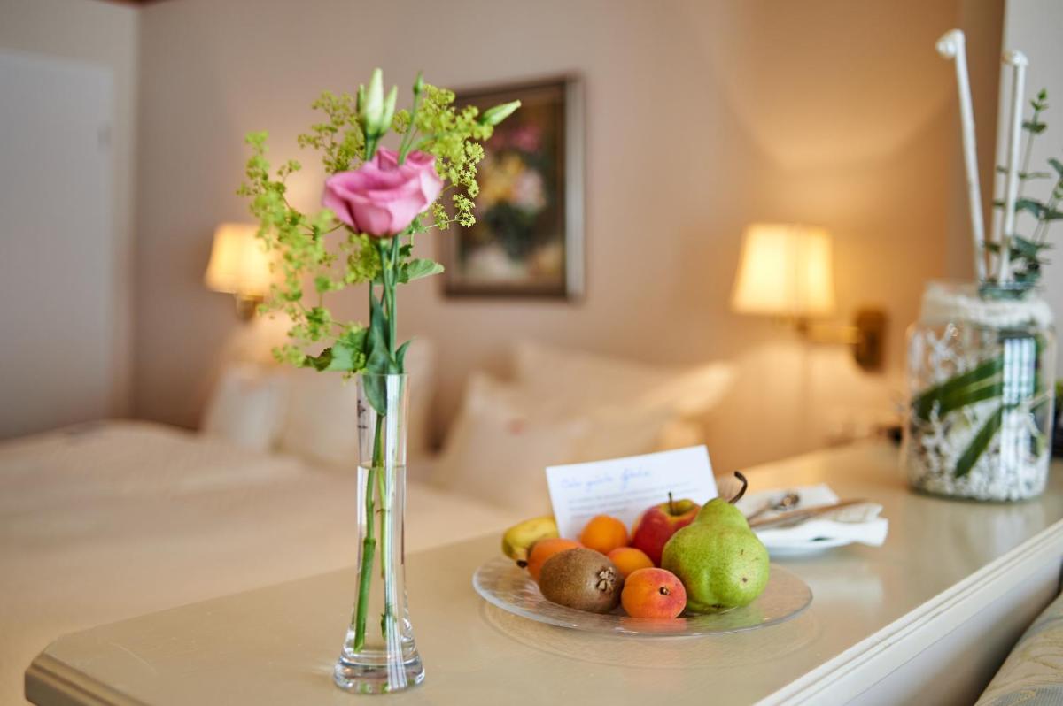 Ein Bett oder Betten in einem Zimmer der Unterkunft Badhotel Sternhagen