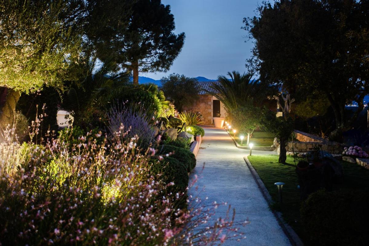 Jardin de l'établissement Le Roc E Fiori Hotel - Teritoria