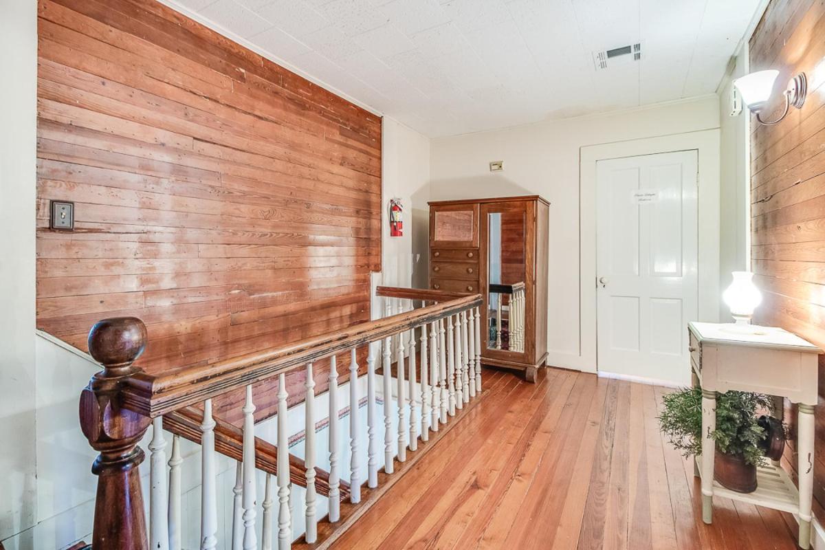T'Frere's Bed & Breakfast - Housity