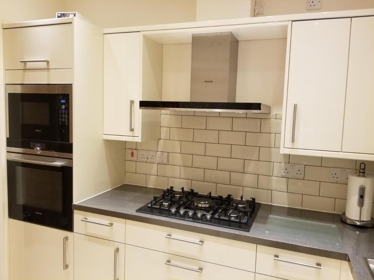 London Luxury Apartments 1min walk from Underground, with FREE PARKING FREE WIFI - Housity