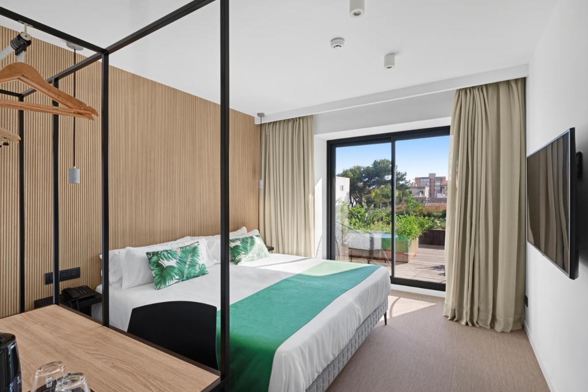 una habitación de hotel con una cama y un balcón en Hotel Paradiso Garden, en Playa de Palma 53 fotos más