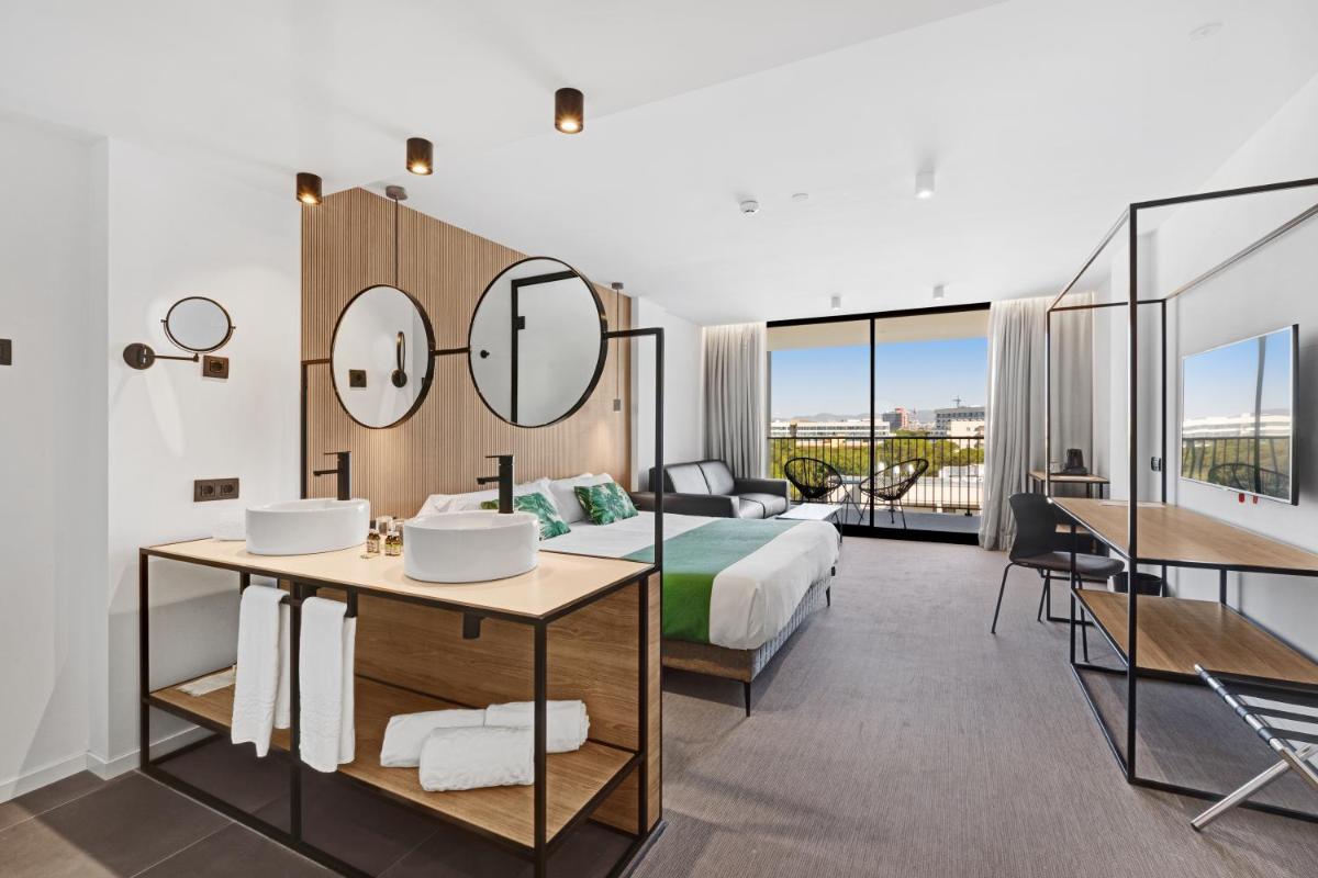 una habitación de hotel con una cama y un escritorio en Hotel Paradiso Garden, en Playa de Palma