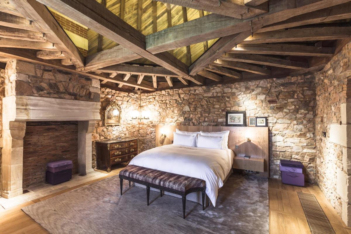 - une chambre avec un grand lit et une cheminée dans l'établissement HOTEL Domaine des Etangs, Auberge Resorts Collection, à Massignac 37 autres photos