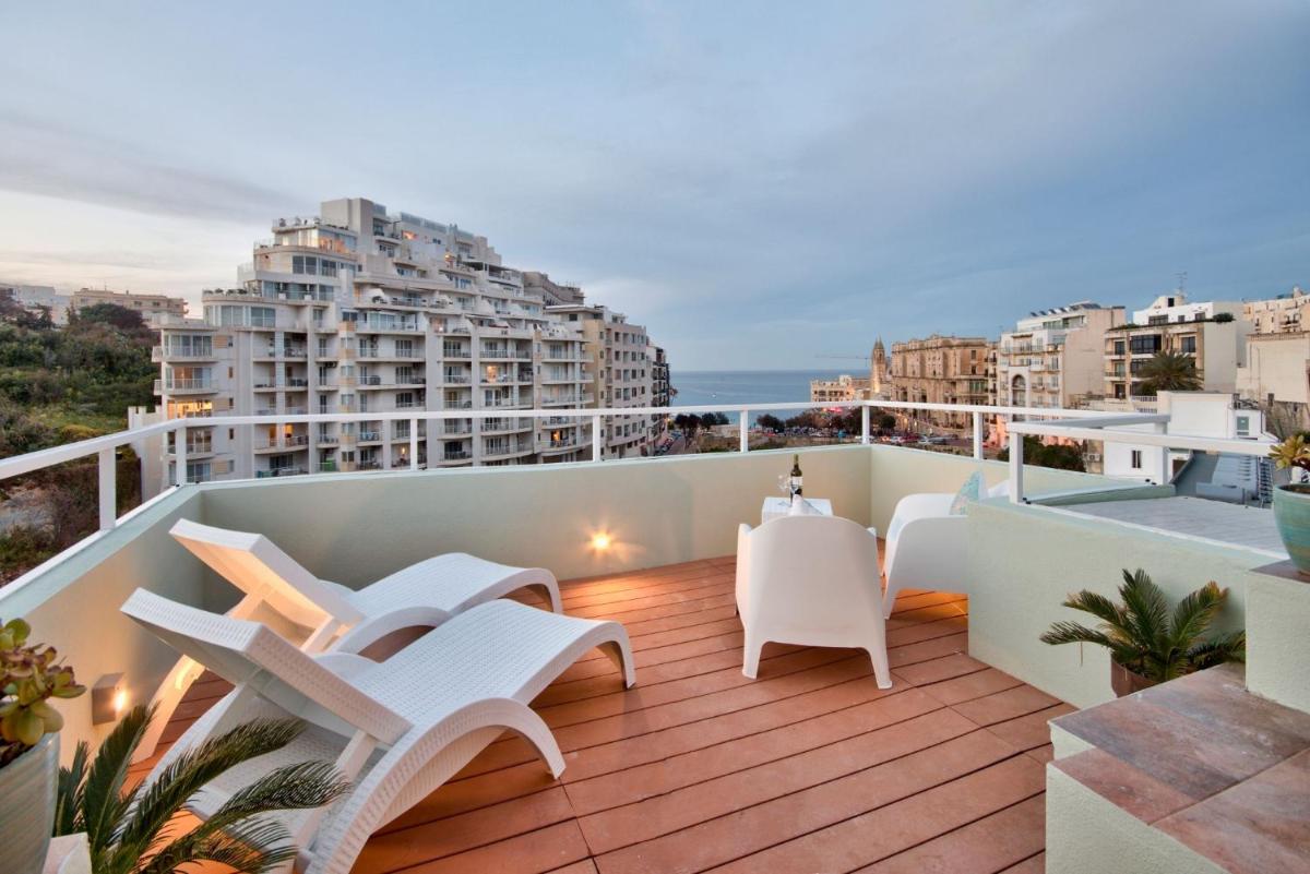 Balluta Bay Beach house with Seaviews - Housity
