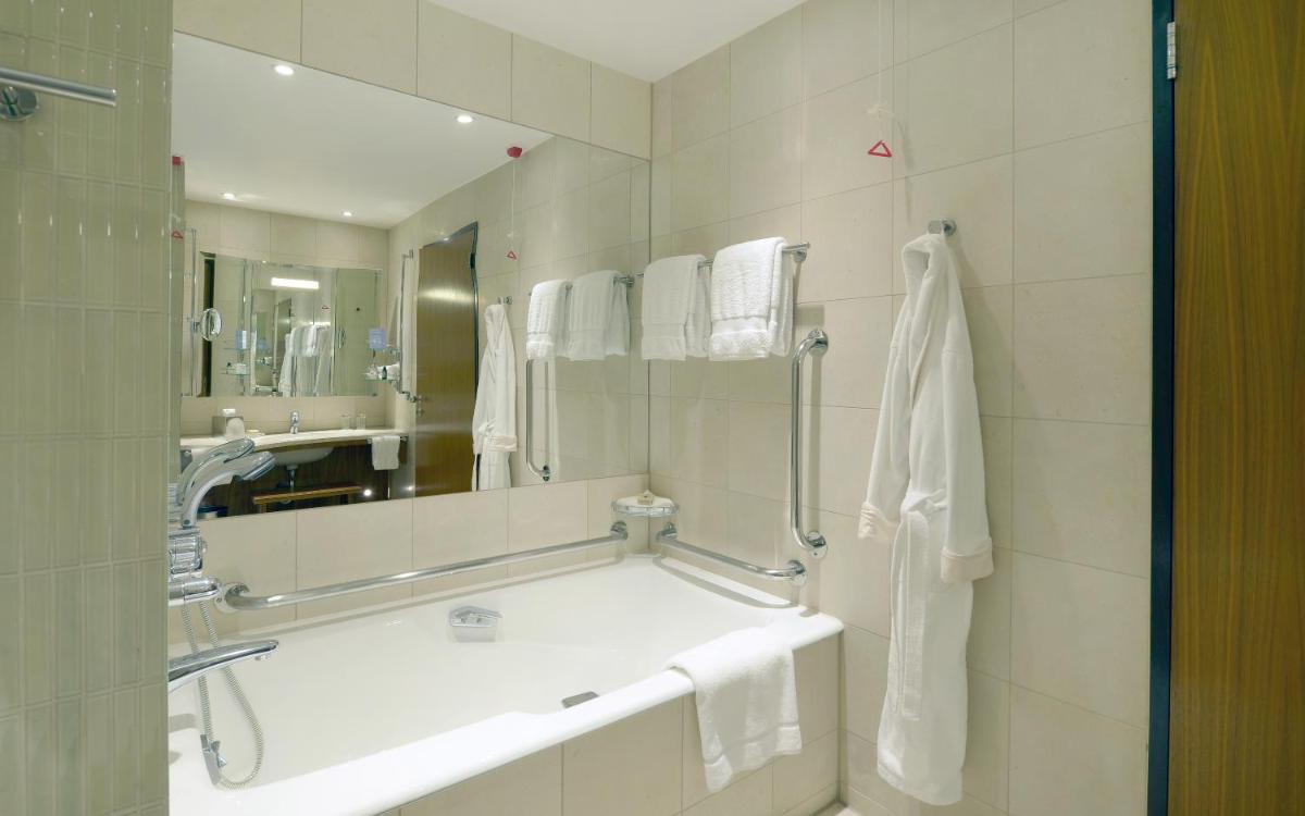 Canary Riverside Plaza Hotel - Housity