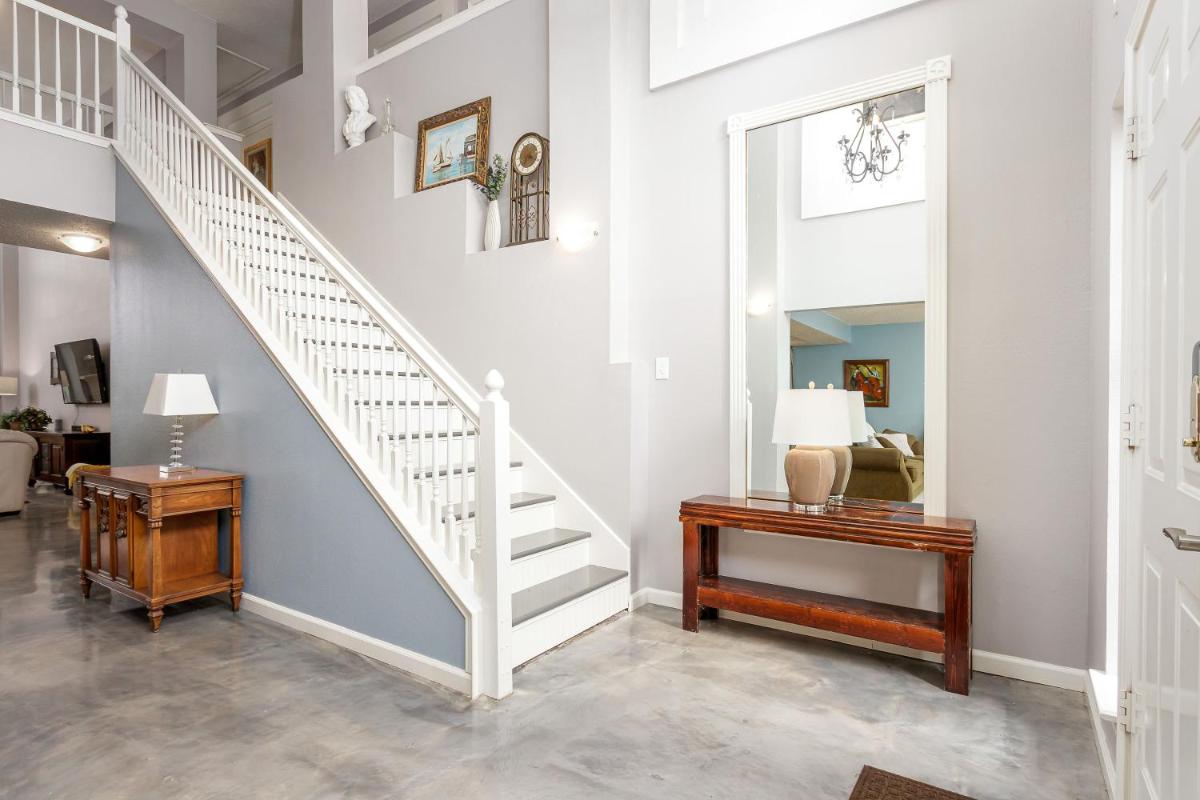 Symphony Home near Fort Worth Stockyard, Globe Life, AT&T by HomeStayPros - Housity