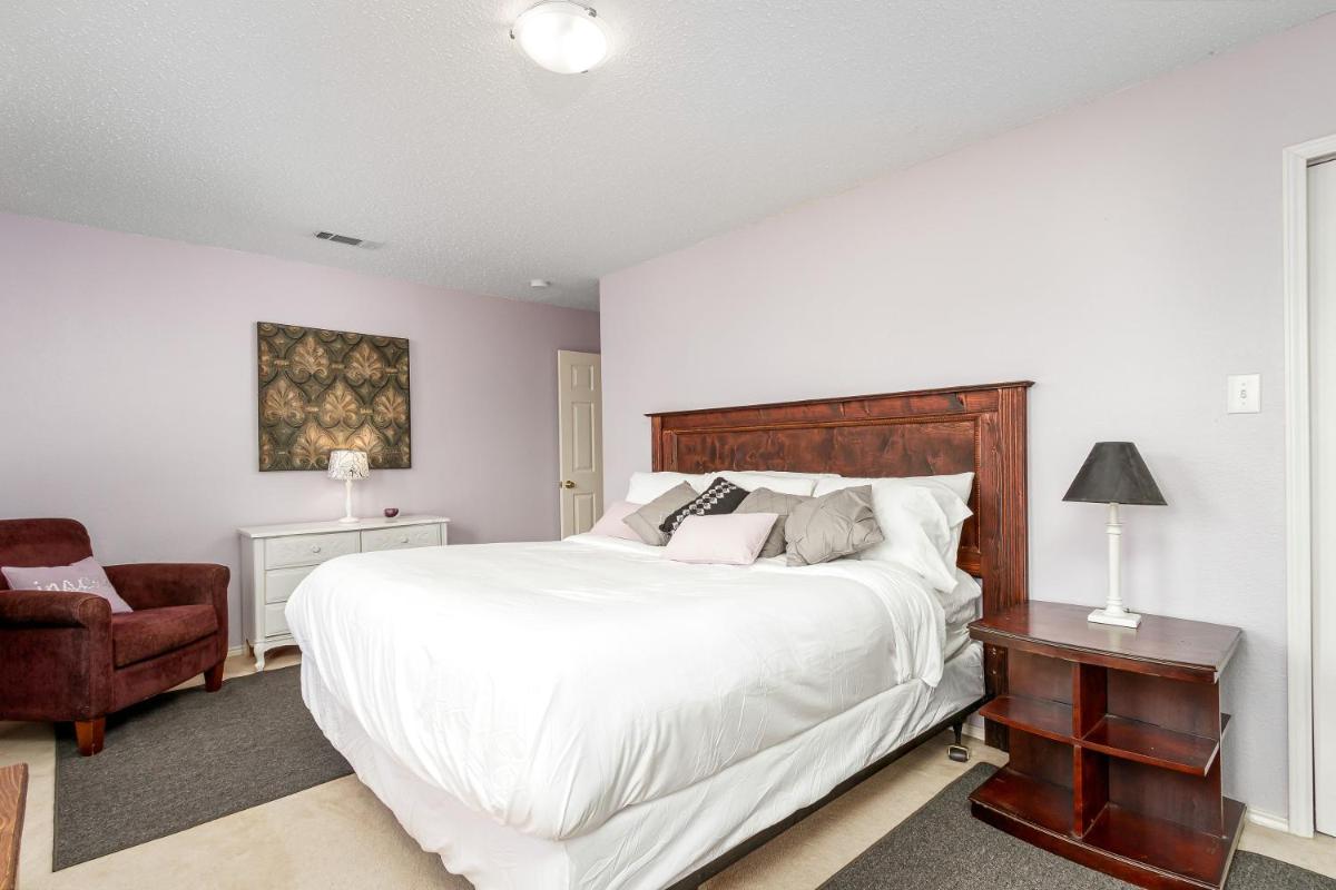 Symphony Home near Fort Worth Stockyard, Globe Life, AT&T by HomeStayPros - Housity