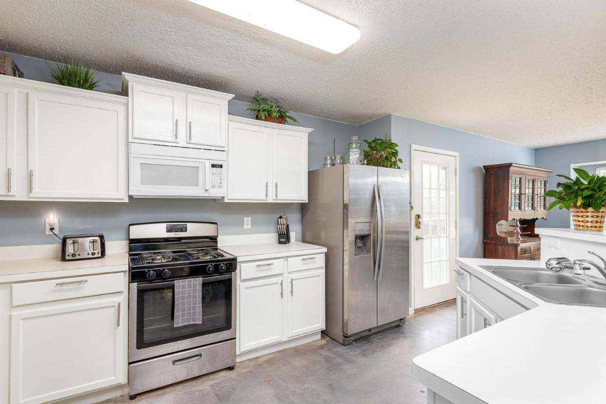 Symphony Home near Fort Worth Stockyard, Globe Life, AT&T by HomeStayPros - Housity