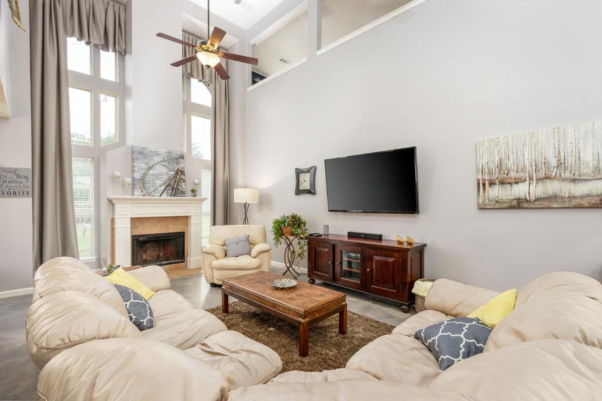 Symphony Home near Fort Worth Stockyard, Globe Life, AT&T by HomeStayPros - Housity