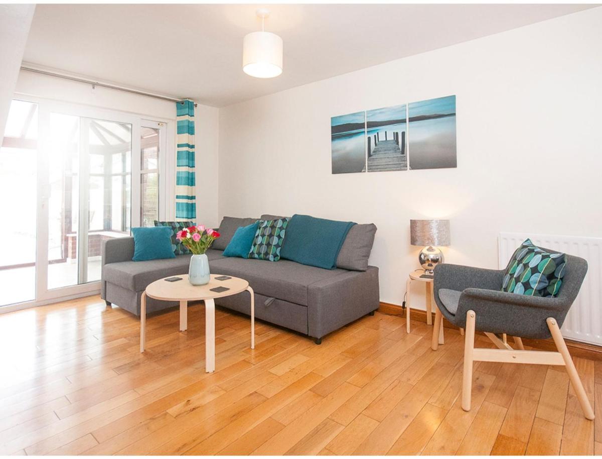 Modern house close to Stadiums & Centre w/parking - Housity
