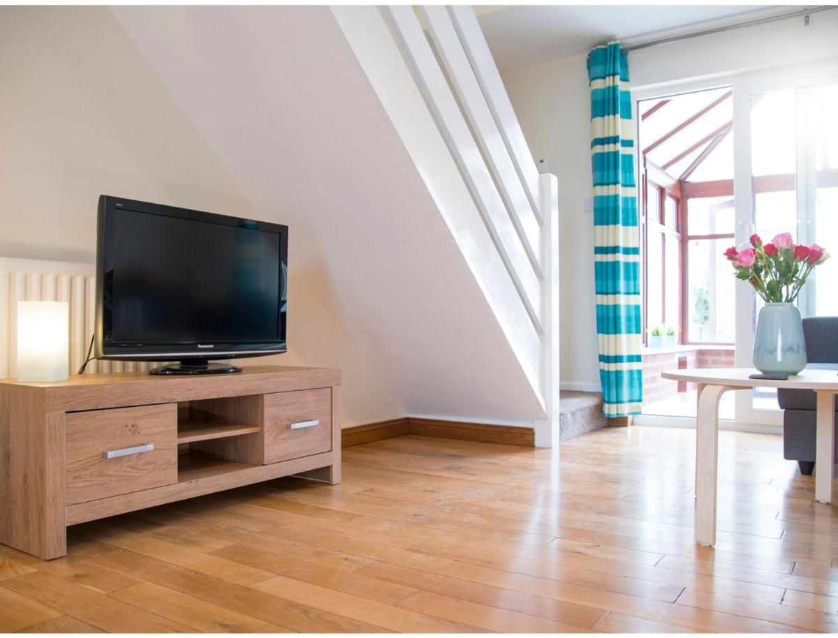 Modern house close to Stadiums & Centre w/parking - Housity