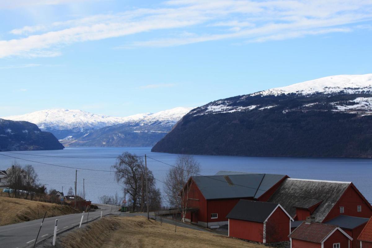 Feriehus ved fjorden i idylliske Utvik i Stryn - Housity