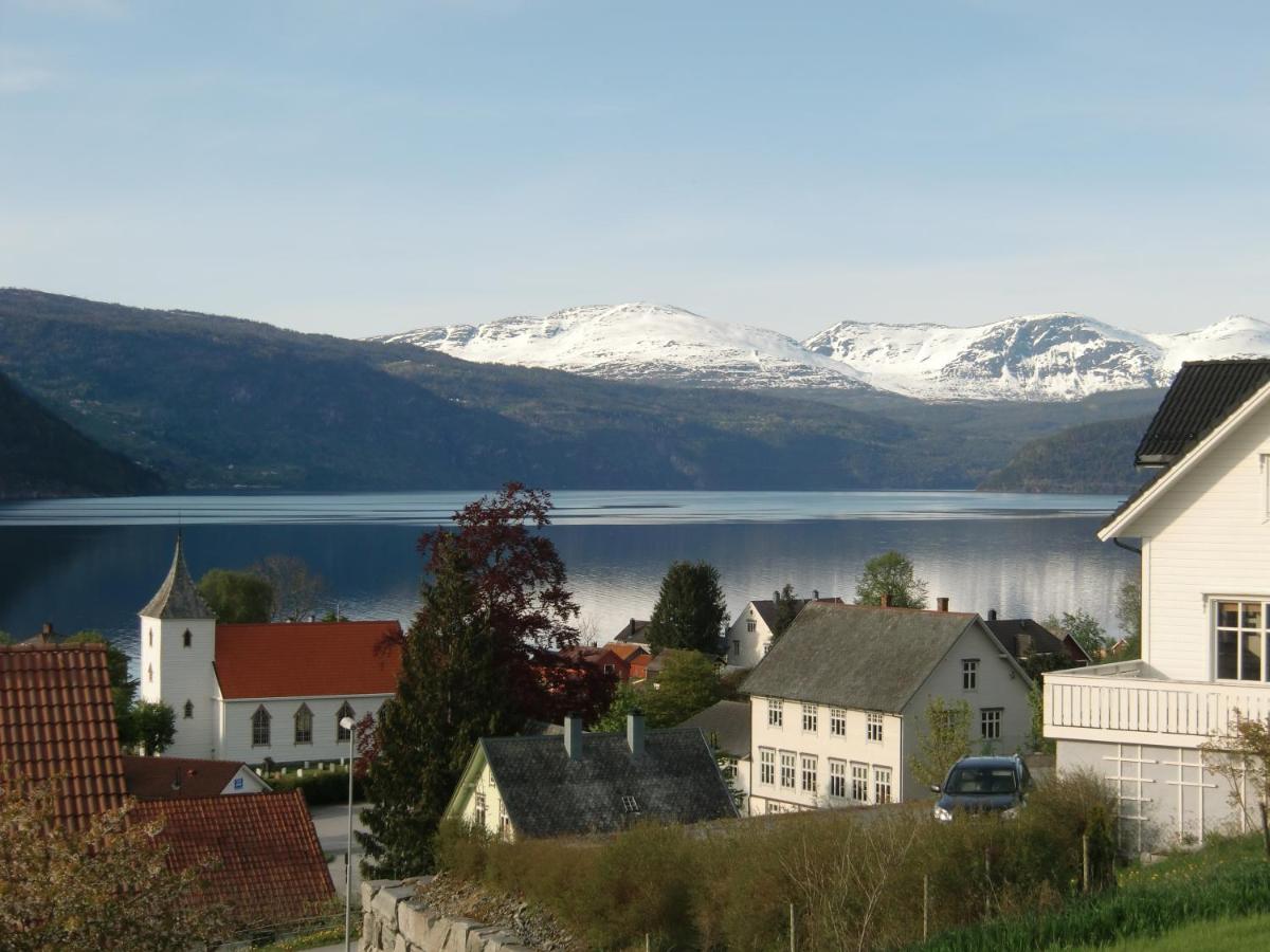 Feriehus ved fjorden i idylliske Utvik i Stryn - Housity