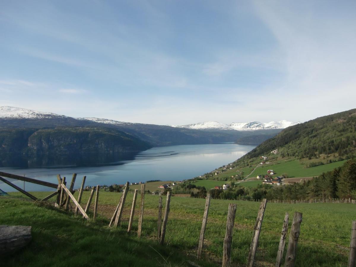 Feriehus ved fjorden i idylliske Utvik i Stryn - Housity