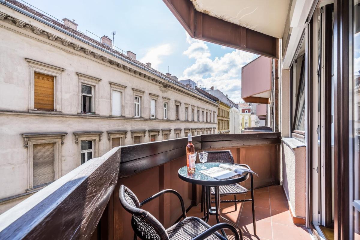 BpR Golden Corner Suite with balcony & A/C - Housity