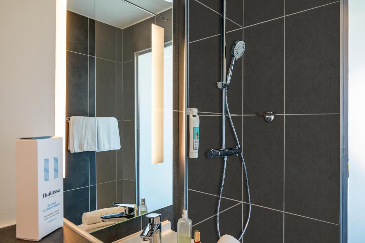Salle de bains dans l'établissement ibis Thalassa Le Touquet