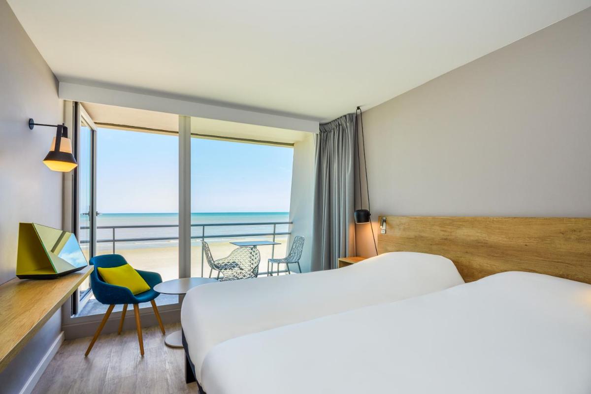 une chambre d'hôtel avec deux lits et vue sur l'océan dans l'établissement ibis Thalassa Le Touquet, à Le Touquet-Paris-Plage 110 autres photos