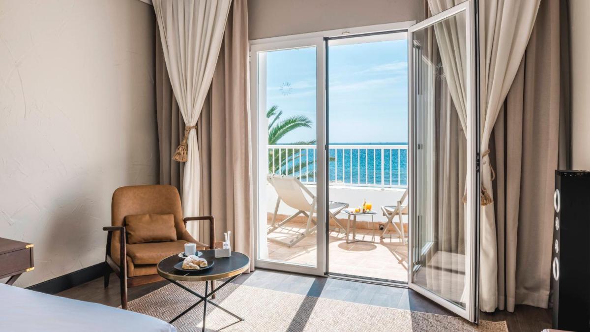 una habitación de hotel con vistas al océano en Be Live Adults Only La Cala Boutique Hotel, en Palma de Mallorca