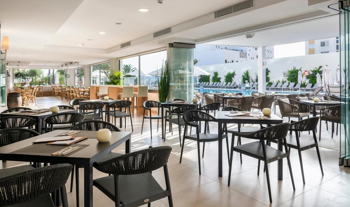 Un restaurante o sitio para comer en Tomir Portals Suites - Adults Only