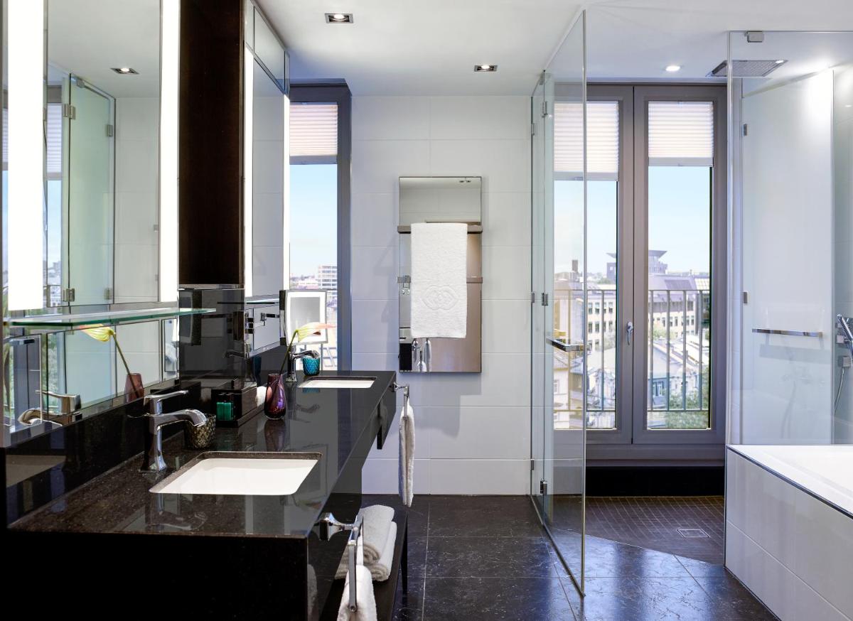Ein Badezimmer in der Unterkunft Sofitel Frankfurt Opera