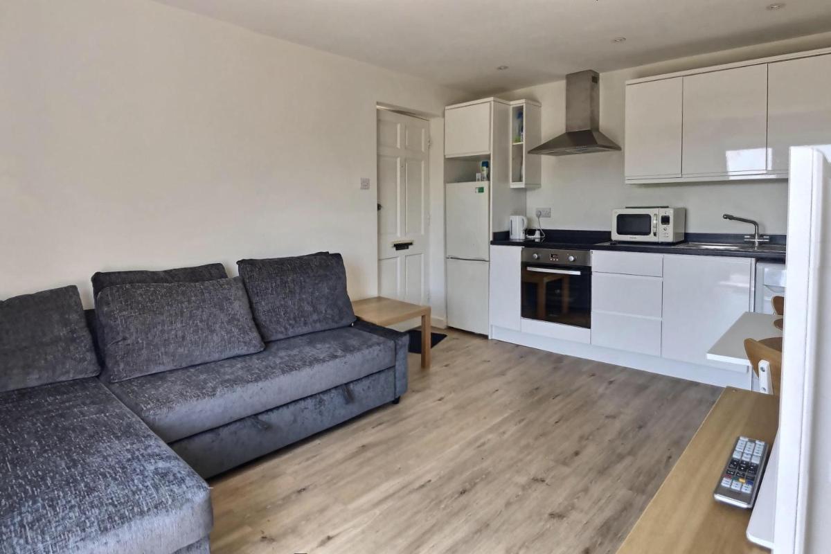 Home-from-Home - Self Catering Garden Apartment, Waterlooville - Housity
