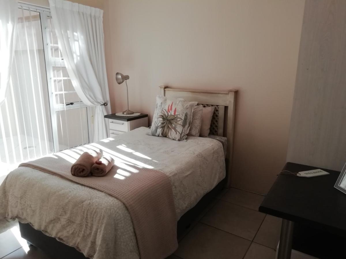 Oudtshoorn Guest House - Housity