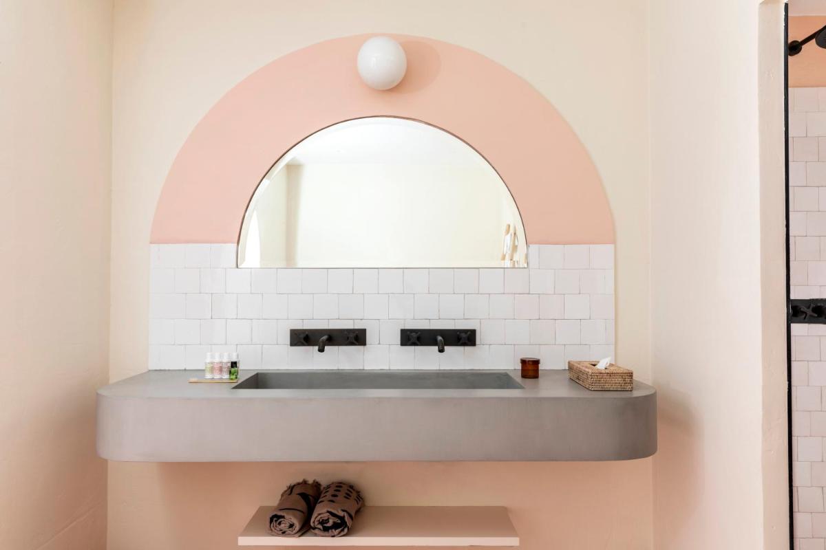 un baño con lavabo y espejo en Menorca Experimental, en Alaior