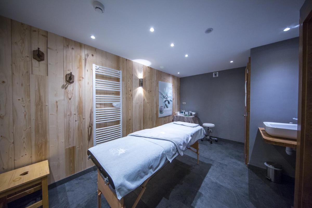 - une chambre à l'hôpital avec un lit et un lavabo dans l'établissement Hôtel Igloo, à Morzine