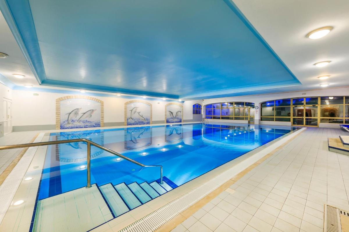 uma grande piscina interior com um tecto azul em Jardim do Vau em Portimão mais 7 fotografias