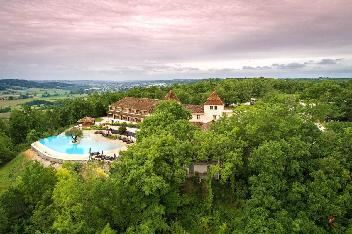 vue aérienne d'une maison avec piscine dans l'établissement Le Belvédère Hotel et Bien être, à Lauzerte